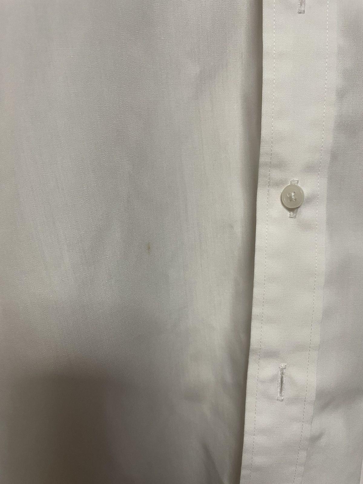 出す前のワイシャツ。前に小さな茶色のシミ